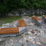 Zniszczone "Ławeczki Jerzego Kapuścińskiego" na kieleckiej Kadzielni / Marzena Mąkosa / Radio Kielce