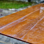 Zniszczone "Ławeczki Jerzego Kapuścińskiego" na kieleckiej Kadzielni / Marzena Mąkosa / Radio Kielce