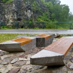 Zniszczone "Ławeczki Jerzego Kapuścińskiego" na kieleckiej Kadzielni / Marzena Mąkosa / Radio Kielce