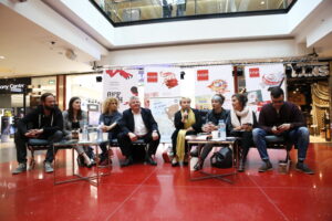 Konferencja prasowa dotycząca spektaklu "Umrzeć ze śmiechu" / Marzena Mąkosa / Radio Kielce