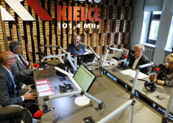 Punkty Widzenia: od lewej: prof Marek Jóźwiak - kierownik katedry Ochrony i Kształtowania Środowiska UJK, Henryk Ławniczek - prezes Przedsiębiorstwa Gospodarki Odpadami w Kielcach, Daniel Lenart - Radio Kielce,  Kazimierz Borkowski - dyrektor zarządzający Fundacją PlasticsEurope Polska, Anna Kozera-Szałkowska - Fundacja PlasticsEurope Polska / Marzena Mąkosa / Radio Kielce