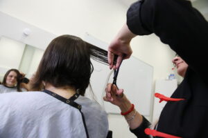 Akcja "Daj włos" na Uniwersytecie Jana Kochanowskiego w Kielcach / Marzena Mąkosa / Radio Kielce
