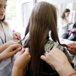 Akcja "Daj włos" na Uniwersytecie Jana Kochanowskiego w Kielcach / Marzena Mąkosa / Radio Kielce