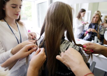 Akcja "Daj włos" na Uniwersytecie Jana Kochanowskiego w Kielcach / Marzena Mąkosa / Radio Kielce