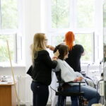 Akcja "Daj włos" na Uniwersytecie Jana Kochanowskiego w Kielcach / Marzena Mąkosa / Radio Kielce