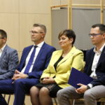 Konwencja wyborcza Bogdana Wenty i Projektu Świętokrzyskie w Filharmonii Świętokrzyskiej. Na zdjęciu: Robert Kaszuba - wiceprzewodniczacy rady powiatu kieleckiego, Bogdan Wenta - poseł do Parlamentu Europejskiego, kandydat na prezydenta miasta Kielce, Danuta Papaj - wiceprezes zarządu stowarzyszenia Projekt Świętokrzyskie i Tomasz Porębski - sympatyk, członek stowarzyszenia Projekt Świętokrzyskie  / Marzena Mąkosa / Radio Kielce