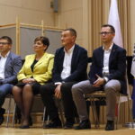 Konwencja wyborcza Bogdana Wenty i Projektu Świętokrzyskie w Filharmonii Świętokrzyskiej. Robert Kaszuba - wiceprzewodniczacy rady powiatu kieleckiego, Danuta Papaj - wiceprezes zarządu stowarzyszenia Projekt Świętokrzyskie, Grzegorz Świercz - radny sejmiku województwa świętokrzyskiego i Tomasz Porębski - sympatyk, członek stowarzyszenia Projekt Świętokrzyskie  / Marzena Mąkosa / Radio Kielce