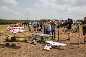 Oficjalne otwarcie lotniska dla modeli samolotów / Marzena Mąkosa / Radio Kielce