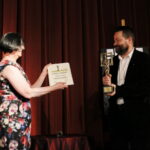 Wręczenie Sławomirowi Mazurowi statuetki "Filmowego Ziemowita" w kategorii Twórca Filmowy. Teresa Orlikowska i Sławomir Mazur / Marzena Mąkosa / Radio Kielce