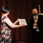 Wręczenie Sławomirowi Mazurowi statuetki "Filmowego Ziemowita" w kategorii Twórca Filmowy. Teresa Orlikowska i Sławomir Mazur / Marzena Mąkosa / Radio Kielce