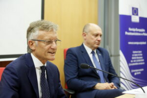 „Racja stanu Polski w Europie”. Dialog Obywatelski z udziałem dr Marka Prawdy, Dyrektora Przedstawicielstwa Komisji Europejskiej w Polsce. Na zdjęciu: dr Marek Prawda / Marzena Mąkosa / Radio Kielce