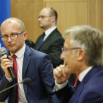 „Racja stanu Polski w Europie”. Dialog Obywatelski z udziałem dr Marka Prawdy, Dyrektora Przedstawicielstwa Komisji Europejskiej w Polsce. Na zdjęciu: dr Bartłomiej Zapała i dr Marek Prawda / Marzena Mąkosa / Radio Kielce