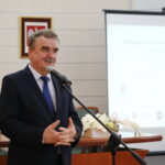 Urząd Stanu Cywilnego. Podpisanie porozumienia o współpracy dotyczącej organizowania pomocy materialnej dla ofiar wojny w Syrii oraz propagowania idei pokoju w świecie i unikania przemocy. Na zdjęciu: Wojciech Lubawski - prezydent Kielc / Marzena Mąkosa / Radio Kielce