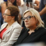 Urząd Stanu Cywilnego. Podpisanie porozumienia o współpracy dotyczącej organizowania pomocy materialnej dla ofiar wojny w Syrii oraz propagowania idei pokoju w świecie i unikania przemocy. Agata Wojtyszek - wojewoda świętokrzyski i Beata Kempa - minister / Marzena Mąkosa / Radio Kielce