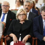 Urząd Stanu Cywilnego. Podpisanie porozumienia o współpracy dotyczącej organizowania pomocy materialnej dla ofiar wojny w Syrii oraz propagowania idei pokoju w świecie i unikania przemocy. Na zdjęciu: minister Beata Kempa / Marzena Mąkosa / Radio Kielce