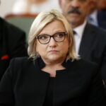 Urząd Stanu Cywilnego. Podpisanie porozumienia o współpracy dotyczącej organizowania pomocy materialnej dla ofiar wojny w Syrii oraz propagowania idei pokoju w świecie i unikania przemocy. Na zdjęciu: minister Beata Kempa / Marzena Mąkosa / Radio Kielce