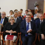 Urząd Stanu Cywilnego. Podpisanie porozumienia o współpracy dotyczącej organizowania pomocy materialnej dla ofiar wojny w Syrii oraz propagowania idei pokoju w świecie i unikania przemocy. Na zdjęciu: Agata Wojtyszek - wojewoda świętokrzyski, Beata Kempa - minister, Wojciech Lubawski - prezydent Kielc i biskup Jan Piotrowski / Marzena Mąkosa / Radio Kielce