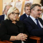 Urząd Stanu Cywilnego. Podpisanie porozumienia o współpracy dotyczącej organizowania pomocy materialnej dla ofiar wojny w Syrii oraz propagowania idei pokoju w świecie i unikania przemocy. Na zdjęciu: minister Beata Kempa i Wojciech Lubawski - prezydent Kielc / Marzena Mąkosa / Radio Kielce