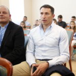 Urząd Stanu Cywilnego. Podpisanie porozumienia o współpracy dotyczącej organizowania pomocy materialnej dla ofiar wojny w Syrii oraz propagowania idei pokoju w świecie i unikania przemocy. Na zdjęciu: ks. Krzysztof Banasik - zastępca dyrektora Caritas Diecezji Kieleckiej i Sławomir Szmal - polski piłkarz ręczny / Marzena Mąkosa / Radio Kielce