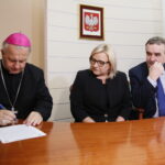 Urząd Stanu Cywilnego. Podpisanie porozumienia o współpracy dotyczącej organizowania pomocy materialnej dla ofiar wojny w Syrii oraz propagowania idei pokoju w świecie i unikania przemocy. Umowę podpisują: biskup Jan Piotrowski, Beata Kempa - minister i Wojciech Lubawski - prezydent Kielc  / Marzena Mąkosa / Radio Kielce