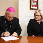 Urząd Stanu Cywilnego. Podpisanie porozumienia o współpracy dotyczącej organizowania pomocy materialnej dla ofiar wojny w Syrii oraz propagowania idei pokoju w świecie i unikania przemocy. Umowę podpisują: biskup Jan Piotrowski, Beata Kempa - minister / Marzena Mąkosa / Radio Kielce