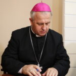 Urząd Stanu Cywilnego. Podpisanie porozumienia o współpracy dotyczącej organizowania pomocy materialnej dla ofiar wojny w Syrii oraz propagowania idei pokoju w świecie i unikania przemocy. Umowę podpisuje biskup Jan Piotrowski / Marzena Mąkosa / Radio Kielce