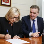 Urząd Stanu Cywilnego. Podpisanie porozumienia o współpracy dotyczącej organizowania pomocy materialnej dla ofiar wojny w Syrii oraz propagowania idei pokoju w świecie i unikania przemocy. Umowę podpisują: Beata Kempa - minister i Wojciech Lubawski - prezydent Kielc / Marzena Mąkosa / Radio Kielce