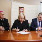 Urząd Stanu Cywilnego. Podpisanie porozumienia o współpracy dotyczącej organizowania pomocy materialnej dla ofiar wojny w Syrii oraz propagowania idei pokoju w świecie i unikania przemocy. Umowę podpisują: biskup Jan Piotrowski, Beata Kempa - minister i Wojciech Lubawski - prezydent Kielc  / Marzena Mąkosa / Radio Kielce