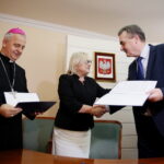 Urząd Stanu Cywilnego. Podpisanie porozumienia o współpracy dotyczącej organizowania pomocy materialnej dla ofiar wojny w Syrii oraz propagowania idei pokoju w świecie i unikania przemocy. Na zdjęciu: biskup Jan Piotrowski, Beata Kempa - minister i Wojciech Lubawski - prezydent Kielc  / Marzena Mąkosa / Radio Kielce