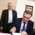 Urząd Stanu Cywilnego. Podpisanie porozumienia o współpracy dotyczącej organizowania pomocy materialnej dla ofiar wojny w Syrii oraz propagowania idei pokoju w świecie i unikania przemocy. Umowę podpisuje prezydent Kielc - Wojciech Lubawski / Marzena Mąkosa / Radio Kielce