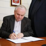 Urząd Stanu Cywilnego. Podpisanie porozumienia o współpracy dotyczącej organizowania pomocy materialnej dla ofiar wojny w Syrii oraz propagowania idei pokoju w świecie i unikania przemocy. Umowę podpisuje ks. Stanisław Słowik - dyrektor Caritas Diecezji Kieleckiej  / Marzena Mąkosa / Radio Kielce