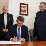 Urząd Stanu Cywilnego. Podpisanie porozumienia o współpracy dotyczącej organizowania pomocy materialnej dla ofiar wojny w Syrii oraz propagowania idei pokoju w świecie i unikania przemocy. Umowę podpisuje profesor Jacek Semaniak - rektor Uniwersytetu Jana Kochanowskiego  / Marzena Mąkosa / Radio Kielce