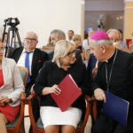 Urząd Stanu Cywilnego. Podpisanie porozumienia o współpracy dotyczącej organizowania pomocy materialnej dla ofiar wojny w Syrii oraz propagowania idei pokoju w świecie i unikania przemocy. Na zdjęciu: Agata Wojtyszek - wojewoda świętokrzyski, Beata Kempa - minister i biskup Jan Piotrowski / Marzena Mąkosa / Radio Kielce