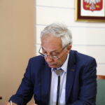 Urząd Stanu Cywilnego. Podpisanie porozumienia o współpracy dotyczącej organizowania pomocy materialnej dla ofiar wojny w Syrii oraz propagowania idei pokoju w świecie i unikania przemocy. Umowę podpisuje profesor Wiesław Trąmpczyński - rektor Politechniki Świętokrzyskiej / Marzena Mąkosa / Radio Kielce