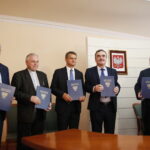 Urząd Stanu Cywilnego. Podpisanie porozumienia o współpracy dotyczącej organizowania pomocy materialnej dla ofiar wojny w Syrii oraz propagowania idei pokoju w świecie i unikania przemocy. Na zdjęciu: profesor Wiesław Trąmpczyński - rektor Politechniki Świętokrzyskiej, ks. Stanisław Słowik - dyrektor Caritas Diecezji Kieleckiej, profesor Jacek Semaniak - rektor Uniwersytetu Jana Kochanowskiego, Wojciech Lubawski - prezydent Kielc i ks. profesor Waldemar Cisło  / Marzena Mąkosa / Radio Kielce