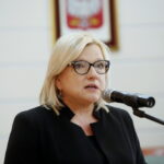 Urząd Stanu Cywilnego. Podpisanie porozumienia o współpracy dotyczącej organizowania pomocy materialnej dla ofiar wojny w Syrii oraz propagowania idei pokoju w świecie i unikania przemocy. Na zdjęciu: minister Beata Kempa / Marzena Mąkosa / Radio Kielce