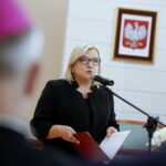 Urząd Stanu Cywilnego. Podpisanie porozumienia o współpracy dotyczącej organizowania pomocy materialnej dla ofiar wojny w Syrii oraz propagowania idei pokoju w świecie i unikania przemocy. Na zdjęciu: minister Beata Kempa / Marzena Mąkosa / Radio Kielce