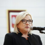 Urząd Stanu Cywilnego. Podpisanie porozumienia o współpracy dotyczącej organizowania pomocy materialnej dla ofiar wojny w Syrii oraz propagowania idei pokoju w świecie i unikania przemocy. Na zdjęciu: minister Beata Kempa / Marzena Mąkosa / Radio Kielce