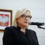 Urząd Stanu Cywilnego. Podpisanie porozumienia o współpracy dotyczącej organizowania pomocy materialnej dla ofiar wojny w Syrii oraz propagowania idei pokoju w świecie i unikania przemocy. Na zdjęciu: minister Beata Kempa / Marzena Mąkosa / Radio Kielce