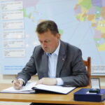 Minister obrony narodowej Mariusz Błaszczak w jednostce CPdMZ. Minister Mariusz Błaszczak dokonuje wpisu do Księgi Pamiątkowej / Marzena Mąkosa / Radio Kielce