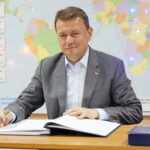 Minister obrony narodowej Mariusz Błaszczak w jednostce CPdMZ. Minister Mariusz Błaszczak dokonuje wpisu do Księgi Pamiątkowej / Marzena Mąkosa / Radio Kielce