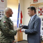 Minister obrony narodowej Mariusz Błaszczak w jednostce CPdMZ. Na zdjęciu: płk Paweł Chabielski i minister Mariusz Błaszczak / Marzena Mąkosa / Radio Kielce