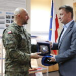 Minister obrony narodowej Mariusz Błaszczak w jednostce CPdMZ. Na zdjęciu: płk Paweł Chabielski i minister Mariusz Błaszczak / Marzena Mąkosa / Radio Kielce