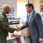Minister obrony narodowej Mariusz Błaszczak w jednostce CPdMZ. Na zdjęciu: płk Paweł Chabielski i minister Mariusz Błaszczak / Marzena Mąkosa / Radio Kielce