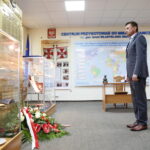 Minister obrony narodowej Mariusz Błaszczak w jednostce CPdMZ. Minister Mariusz Błaszczak składa kwiaty przed tablicą pamiątkową / Marzena Mąkosa / Radio Kielce