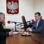 Minister obrony narodowej Mariusz Błaszczak w jednostce CPdMZ. Radosław Podsiadły - Radio Kielce i Mariusz Błaszczak - Minister Obrony Narodowej  / Marzena Mąkosa / Radio Kielce
