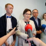 Od lewej posłanka PO Bożena Henczyca, koordynator programu Patryk Stępień, była premier Ewa Kopacz, poseł PO Artur Gierada, europosłanka Julia Pitera, wicestarosta Eligiusz Mich / Emilia Sitarska / Radio Kielce