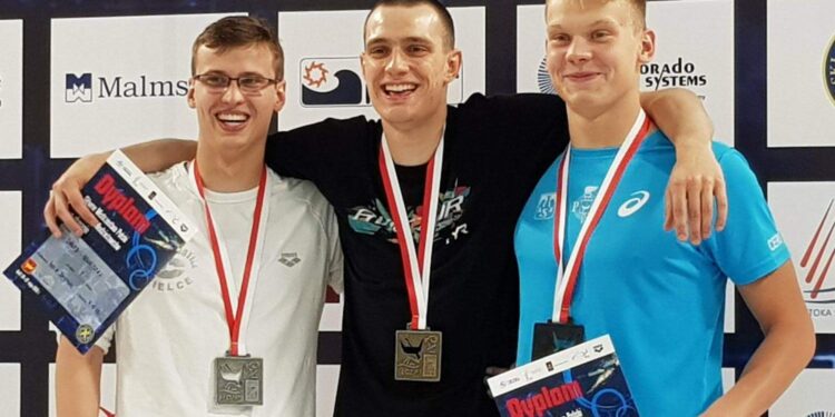 Dominik Bujak (pierwszy z lewej) ze srebrem mistrzostw Polski w pływaniu / arch. prywatne