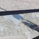 Festiwal Filmów-Spotkań Niezwykłych - odsłonięcie 15 szklanych ławeczek na Rynku / Krzysztof Bujnowicz / Radio Kielce