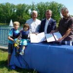 Wodociągi wspierają młodych żeglarzy. Umowa podpisana. Na zdjęciu, od lewej prezes UKS „Zalew Kielce” Andrzej Kosmala, prezes Wodociągów Kieleckich Henryk Milcarz i wiceprezes UKS „Zalew Kielce” Mariusz Nadrzewia / Ziemowit Nowak / Wodociągi Kieleckie